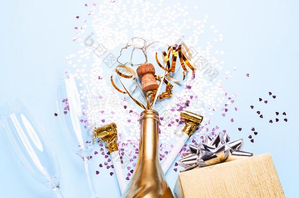 观念关于开幕一昂贵的金色的香槟酒瓶子奉献