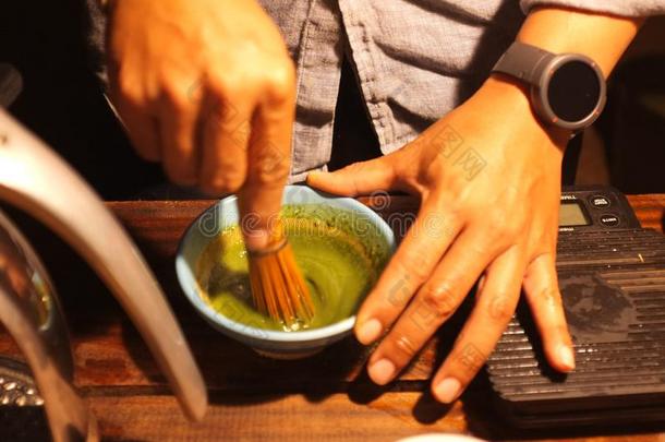 咖啡馆准备咖啡的员工制造绿色的茶水组成部分为绿色的茶水拿铁咖啡