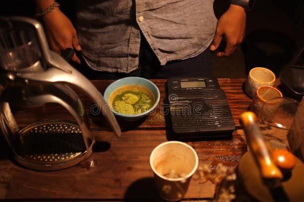 咖啡馆准备咖啡的员工制造绿色的茶水组成部分为绿色的茶水拿铁咖啡