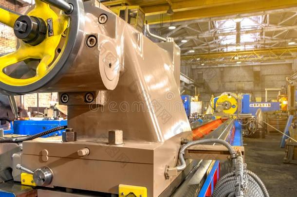 特写镜头部分关于工业的机器采用指已提到的人工厂在金属制品