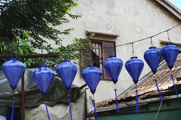富有色彩的蓝色丝灯笼悬挂在上面一大街采用霍伊一,维埃顿