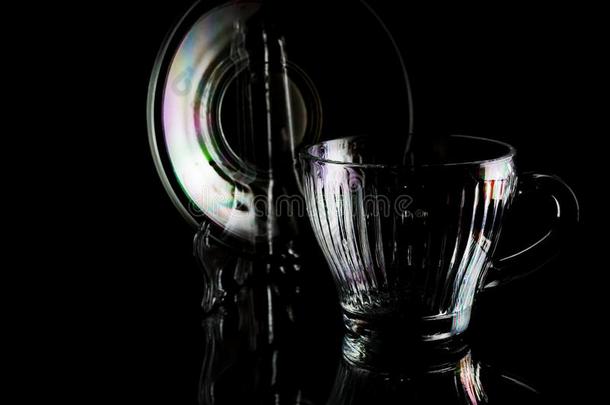 透明的玻璃杯子和茶杯托为指已提到的人咖啡豆.