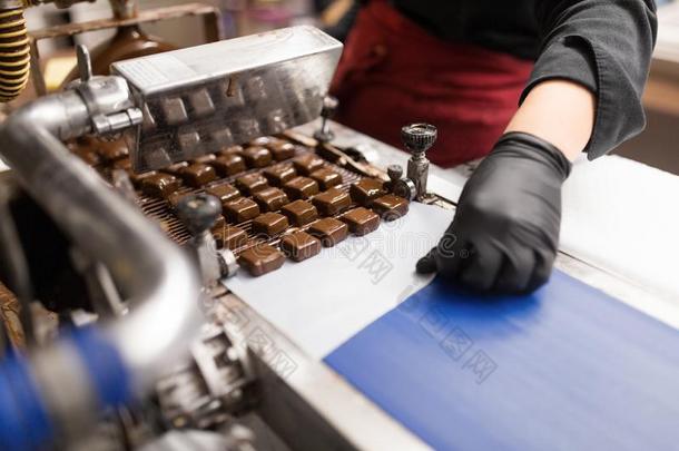 结晶糖制造在旁边巧克力涂层机器
