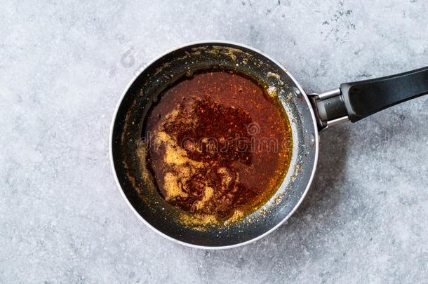 准备的红色的调味汁和油炸融化黄油和香料采用平底锅