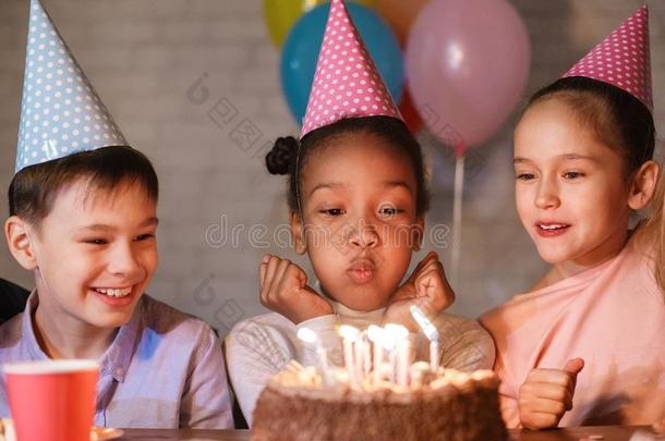 女孩吹风蜡烛向生日蛋糕,庆祝生日