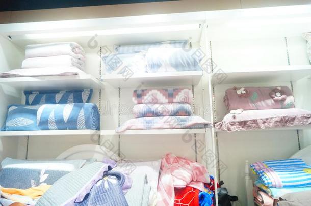 深圳,中国:<strong>家纺</strong>织品商店销售的寝具在打折扣