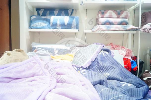 深圳,中国:家纺织品商店销售的寝具在打折扣