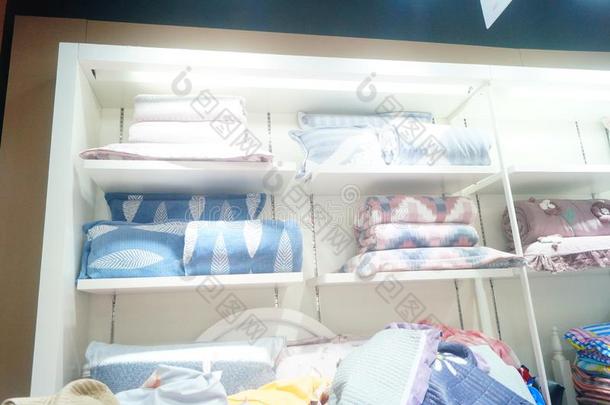 深圳,中国:<strong>家纺</strong>织品商店销售的寝具在打折扣