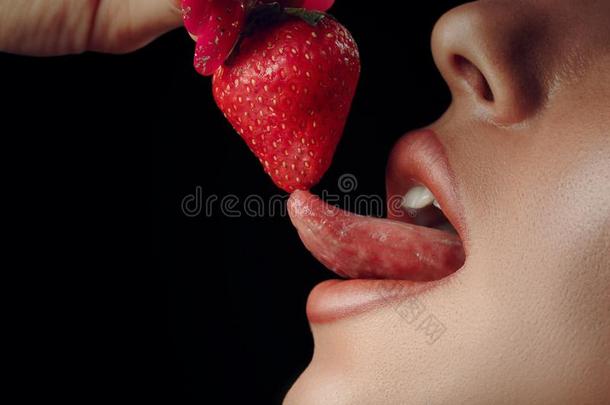 影像关于红色的logicalinferencespersecond每秒的逻辑推论<strong>接吻</strong>的草莓.激情和希望.香水