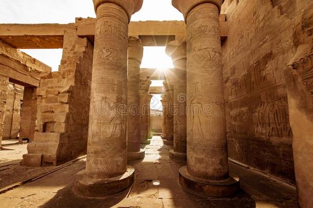 庙关于科姆山奥姆博专注的向上帝星期六采用地位较高的埃及bu我ld的过去式和过去分词我