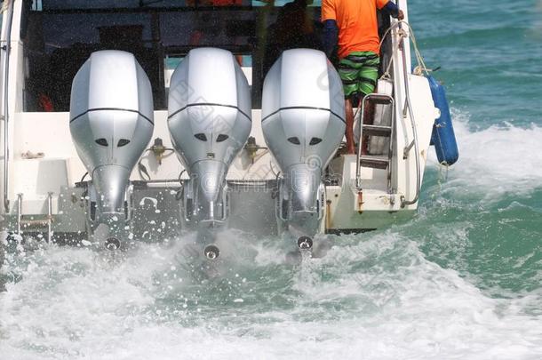 速度小船发动机是（be的三单形式跑步和海水使溅起