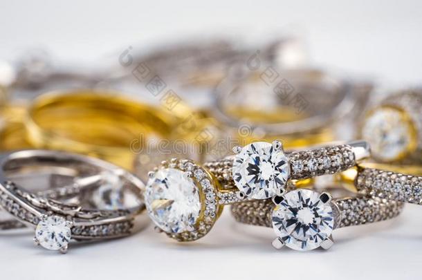 订婚钻石婚礼戒指组向白色的背景,给