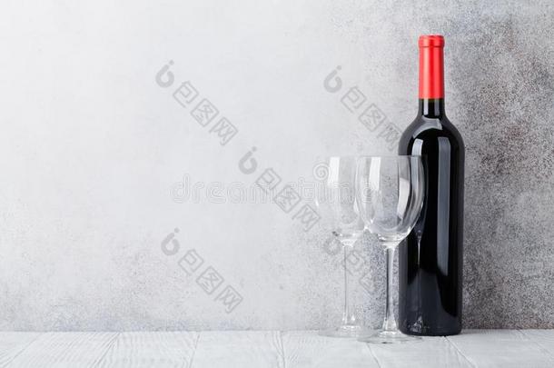红色的葡萄<strong>酒瓶子</strong>和眼镜