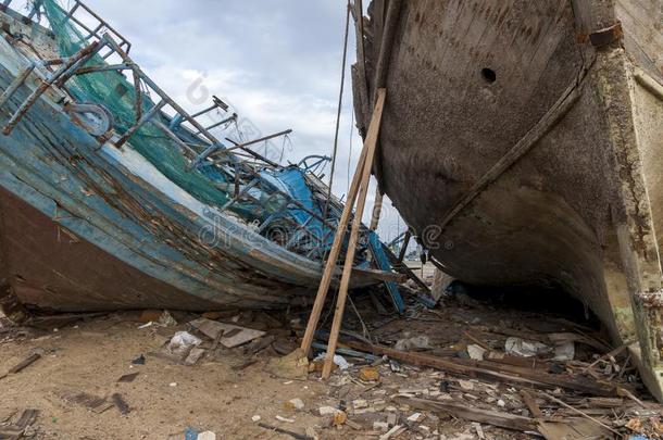 一老的灭亡小船被放弃的台向海滩或失事关于