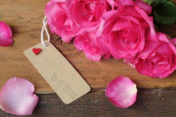 优美的粉红色的玫瑰,赠品盒<strong>装饰</strong>和<strong>花瓣</strong>和卡片和