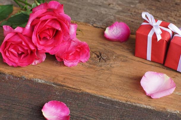 优美的粉红色的玫瑰,赠品盒<strong>装饰</strong>和<strong>花瓣</strong>和卡片和