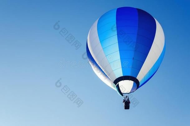 热的-天<strong>空气球</strong>飞行的采用指已提到的人蓝色清楚的天