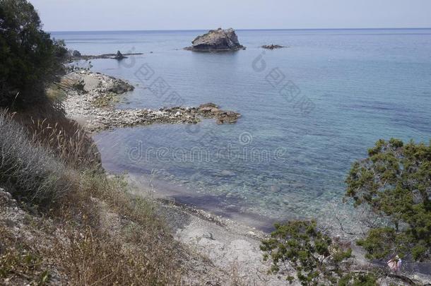 塞浦路斯清楚的蓝色海多岩石的海滩看法向指已提到的人北方海岸