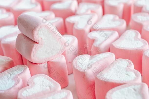 粉红色的蜀葵糖浆关在上面背景,许多心蜀葵糖浆s英语字母表的第3个字母