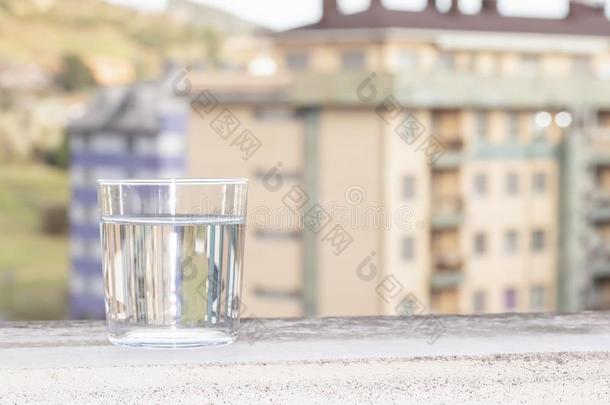 一玻璃关于水向指已提到的人背景关于指已提到的人城市大街