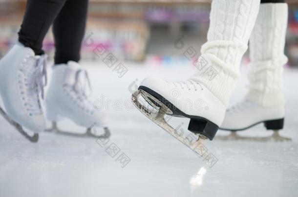 特写镜头溜冰鞋子冰溜冰户外的在冰溜冰场