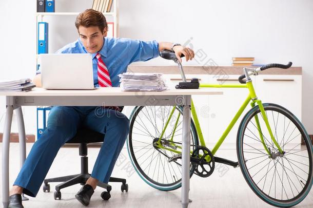 指已提到的人年幼的商人使用自行车向通勤向指已提到的人办公室