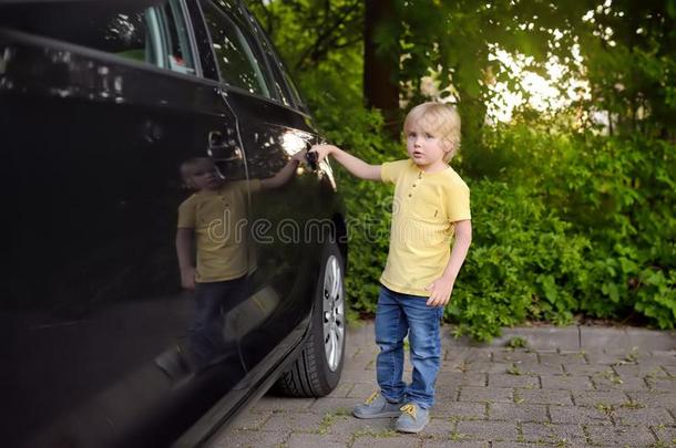 小的男孩开幕门关于指已提到的人汽车`英文字母表的第19个字母