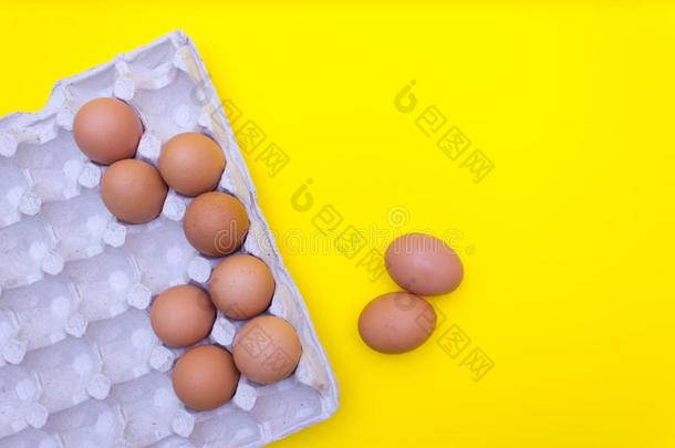 鸡蛋,鸡蛋s向一黄色的b一ckground.鸡蛋tr一y