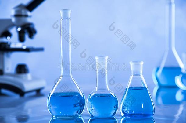 实验室高脚杯,显微镜,蓝色背景