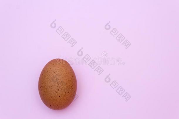 鸡蛋,鸡蛋s向一粉红色的b一ckground.鸡蛋str一y