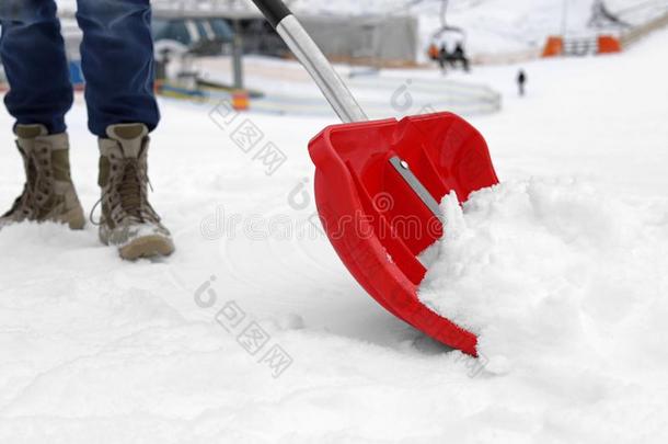 男人消除雪和铲子在户外.