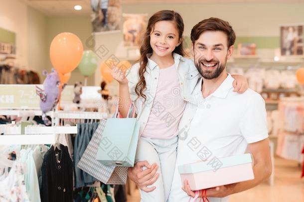 父亲和女儿是采用衣服商店关于shopp采用g购物中心.