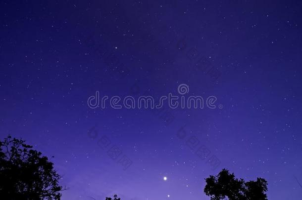 天体摄影术关于夜布满星星的天背景和轮廓