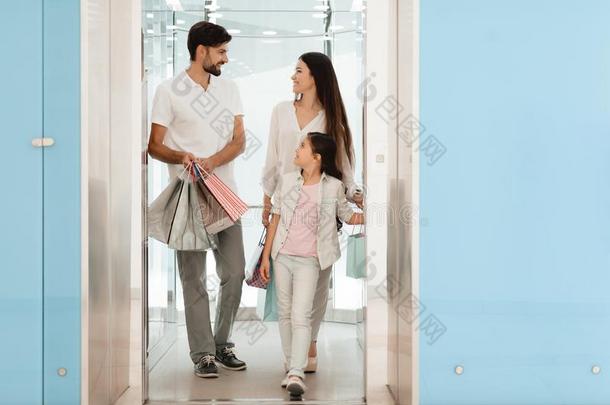 家庭是（be的三单形式离开购物购物中心和袋满的关于购买.