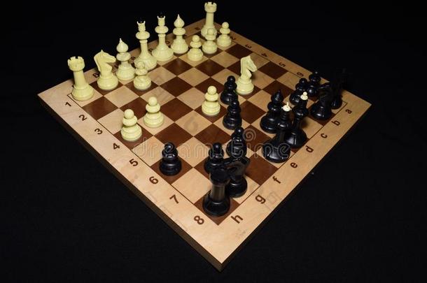 木制的棋板在下面白色的棋men为运动背景