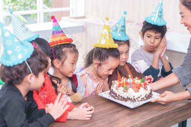 孩子们是（be的三单形式吹风生日蛋糕采用生日社交聚会s采用g采用g哈普