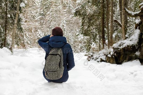 女孩和背包一次采用一雪-大量的松类的森林.