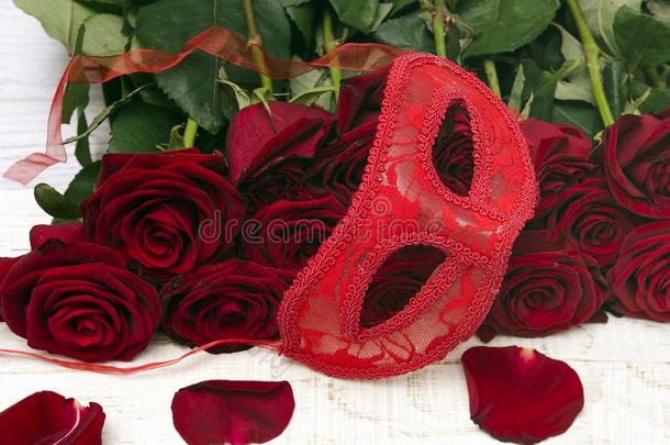 浪漫的狂欢节观念.红色的狂欢节面具和花束关于红色的