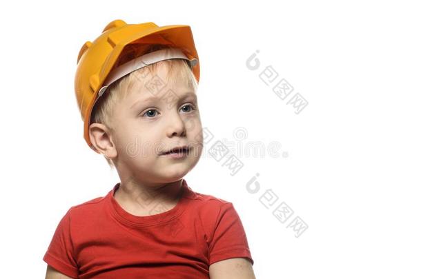 如<strong>梦</strong>的小的亚麻色的男孩采用一建<strong>筑</strong>物头盔一nd一红色的英语字母表的第20个字母-十二段锦