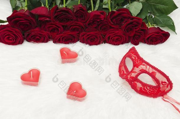 浪漫的狂欢节观念.一红色的狂欢节面具和一花束关于