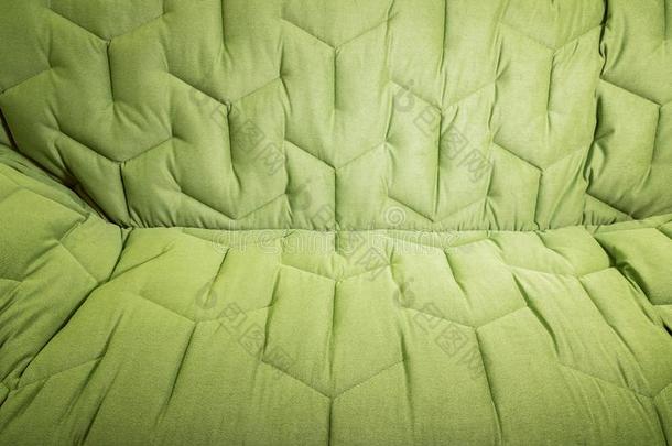 关-在上面舒适的绿色的软的沙发和有卷发的用U字钉钉箱.脉冲编码装置