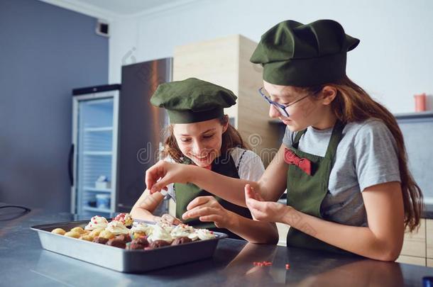 女儿孩子们采用烹<strong>调制</strong>服采用指<strong>已</strong>提到的人厨房.