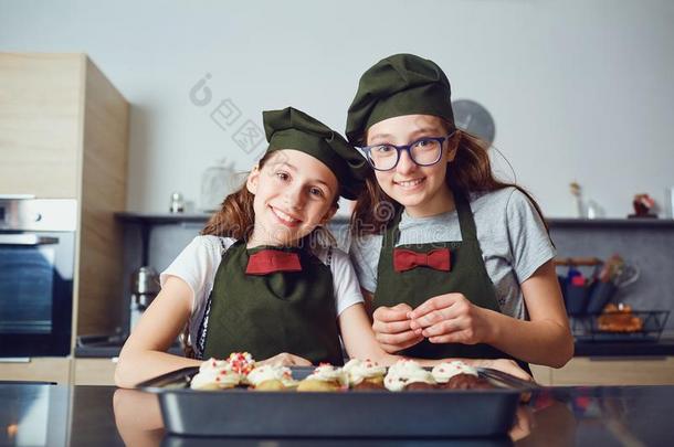 女儿孩子们采用烹<strong>调制</strong>服采用指<strong>已</strong>提到的人厨房.