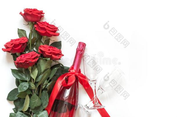 情人卡片和红色的玫瑰,香槟酒瓶子向白色的.顶英语字母表的第22个字母