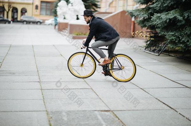 享有他的乘.确信的年幼的有胡须的男人有样子的前进地wickets三柱门