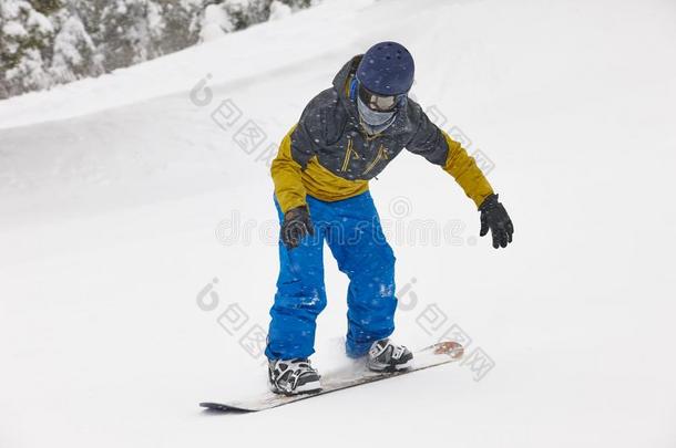 滑雪在下面指已提到的人雪.滑雪斜坡.冬山园林景观