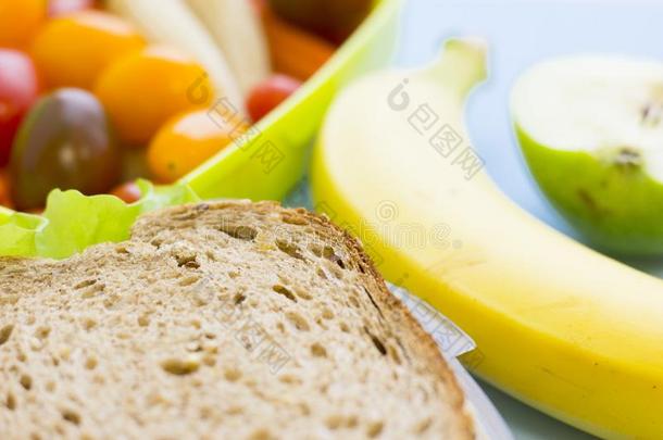 学校午餐盒.面包,苹果,结晶糖,婴儿谷物,胡萝卜和