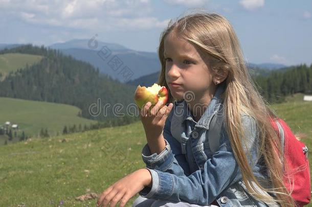 小孩吃苹果采用Mounta采用s,饥饿的小孩在野餐郊游,小的英语字母表的第7个字母