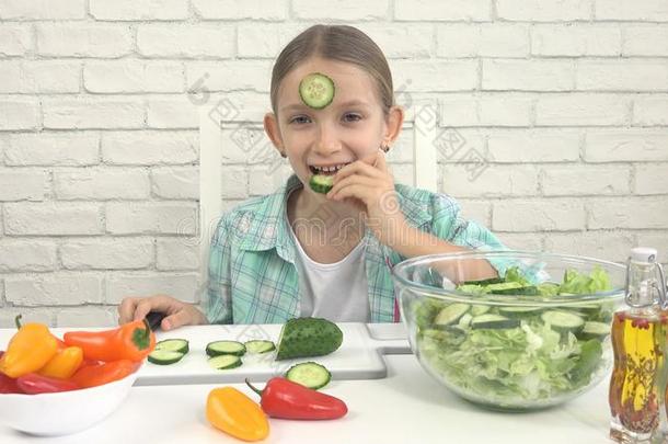 <strong>小孩吃</strong>绿色的沙拉,<strong>小孩</strong>采用厨房,女孩<strong>吃</strong>新鲜的蔬菜