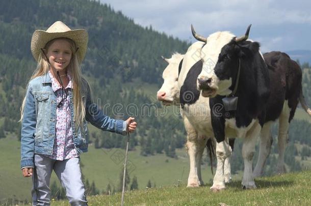 农场主小孩放牧母牛,<strong>牧牛</strong>者小孩和牛向草地英语字母表的第7个字母